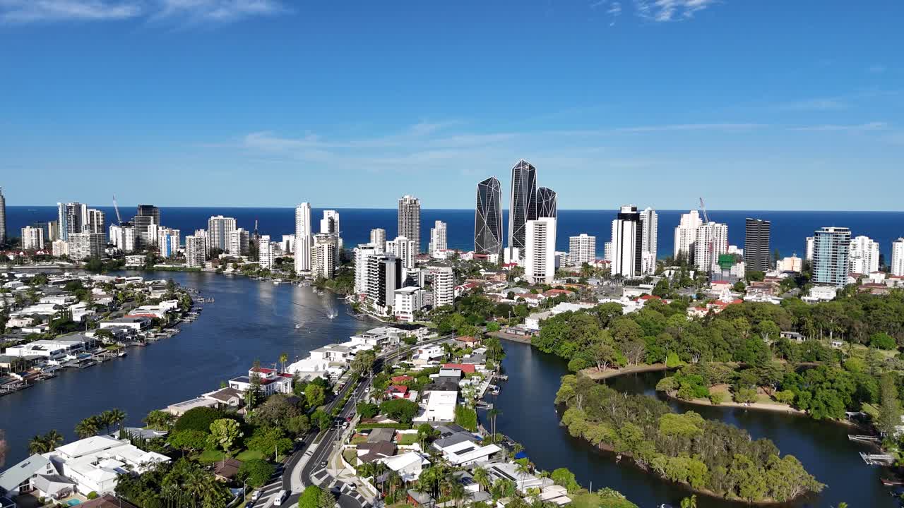 vista aérea de las aguas de broadbeach y el horizonte