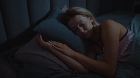 mujer durmiendo en la cama por la noche