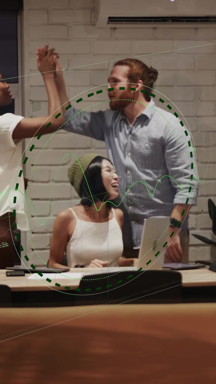 Video verticale: Donna seduta che reagisce al suono di un telefono, team tecnico che esulta e pianifica con dati animati.