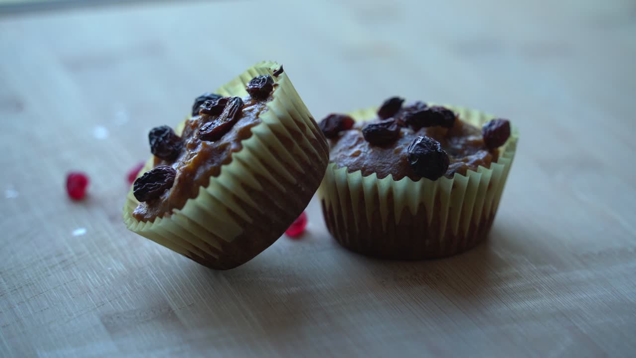 dos muffins recién horneados con arándanos que caen por encima del horno muffins de calabaza veganos usando calabaza asada real en un cuenco receta sana sin lácteos vegana