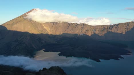 Monte-Rinjani-Al-Hermoso-Atardecer,-El-Segundo-Volcán-Más-Alto-De-Indonesia