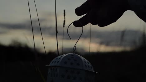 夏の夕日のシルエットにランタンを持っている