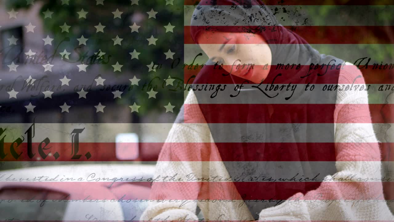 히자브를 입은 혼혈 여성이 스마트폰으로 이야기하는 미국 국기를 흔들고 있는 애니메이션