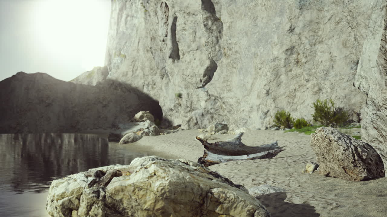 acantilado rocoso escarpado con montañas en el océano