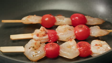 cooking shrimp skewers with tomatoes