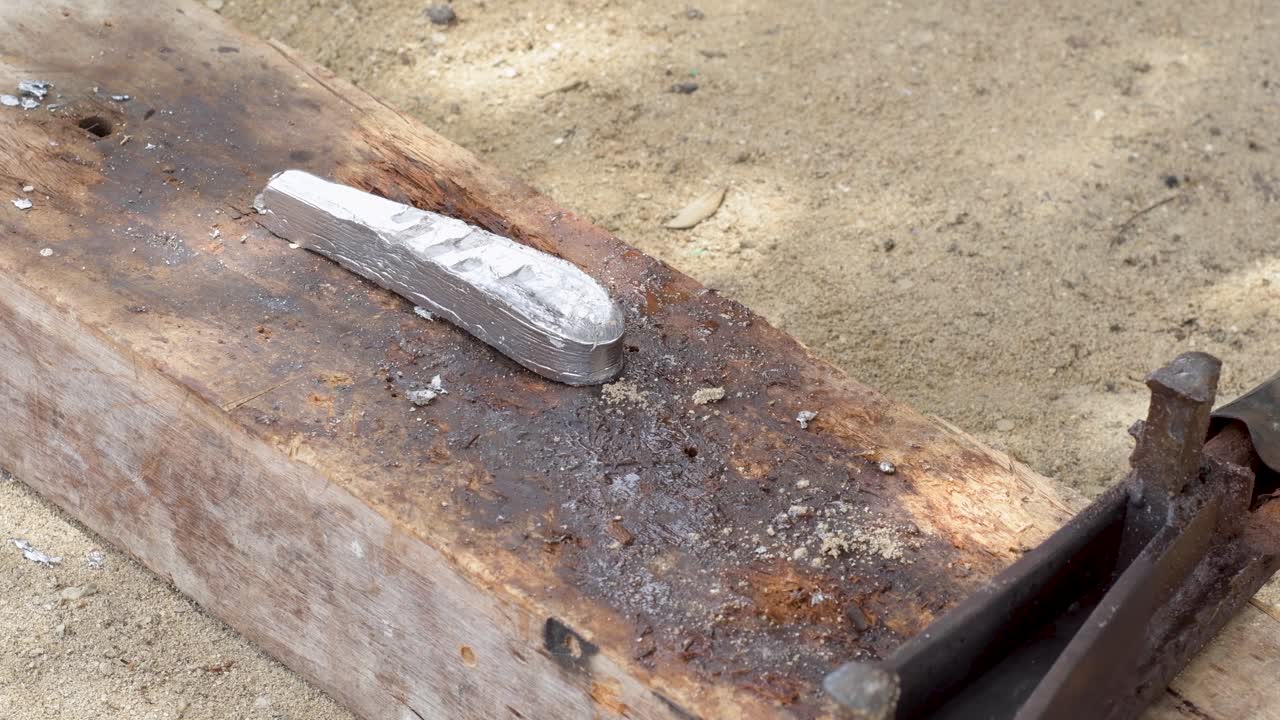 새로 만든 시 싱커를 납으로 직선화하여 나무판에 니를 사용합니다.