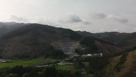 minería de granito cantera de piedra para la tierra explotando los recursos naturales