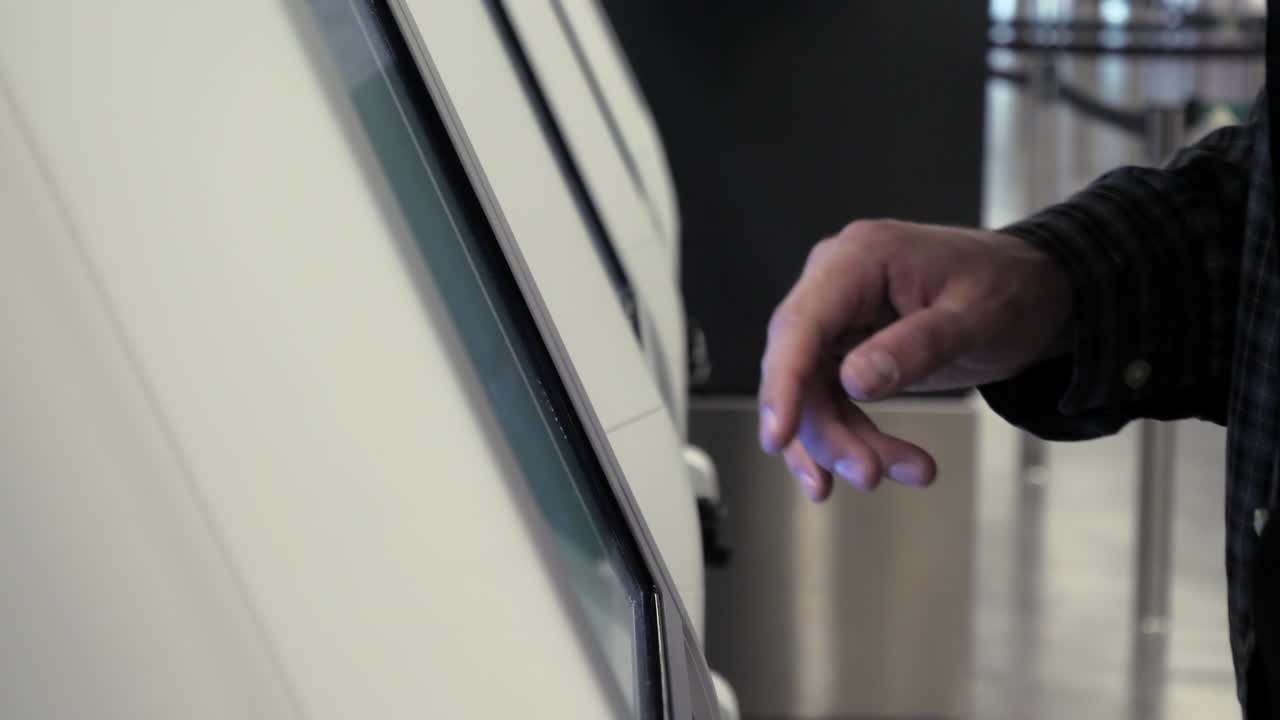 máquina de facturación en el aeropuerto. mano del hombre escribiendo algo