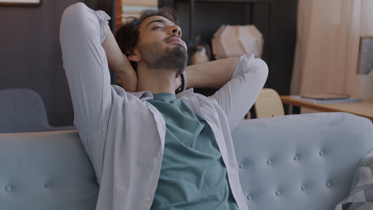 hombre relajándose en un sofá