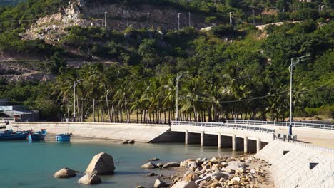 Idyllische-Küstenstraße-Und-Brücke-In-Der-Bucht-Von-Vinh-Hy,-Vietnam