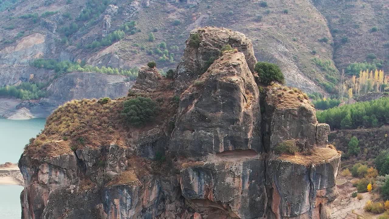 Khung cảnh đồi đá gần Granada, Tây Ban Nha bên hồ vào ban ngày