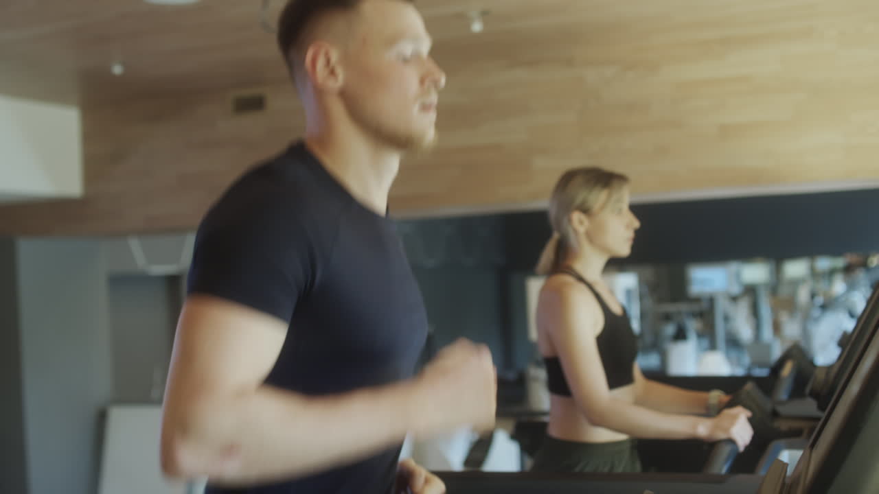 체육관 에서 트레드밀 을 달리는 남자