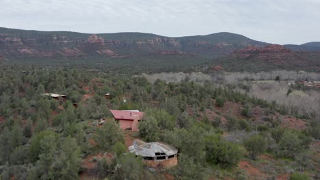 Cottage-House-in-Sedona,-Arizona-Beautiful-Desert-Landscape---Aerial