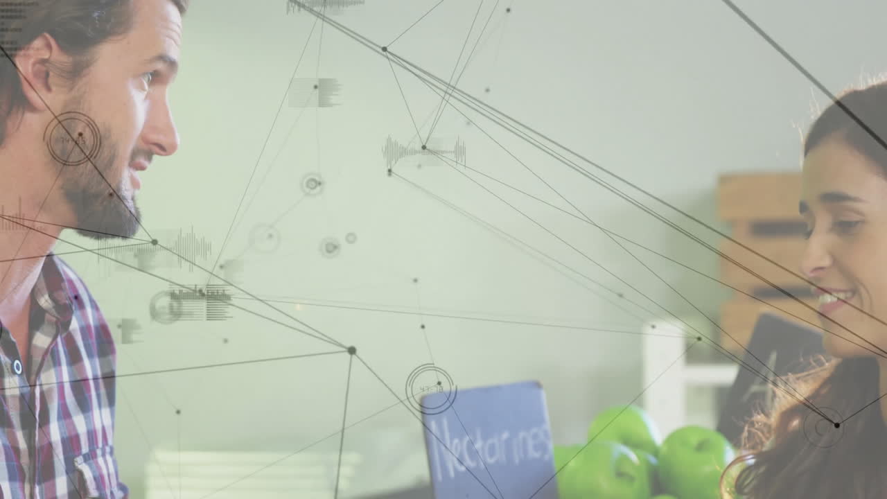 conexiones de red y animación de procesamiento de datos sobre personas sonriendo en la oficina