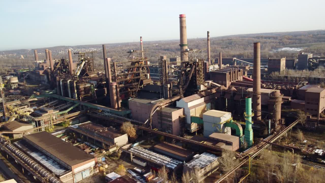 vista aérea de altos hornos de acero no operativos en ostrava-liberty, que muestran la decadencia industrial. república checa