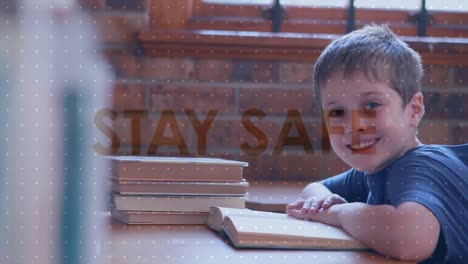 animación del mensaje de distanciamiento social sobre un niño caucásico leyendo un libro