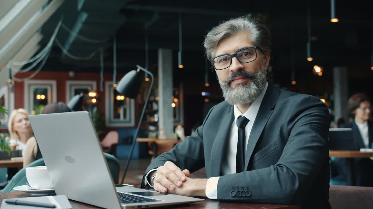 hombre de negocios trabajando en un café