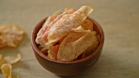 chips de taro crujientes - taro frito o al horno en rodajas