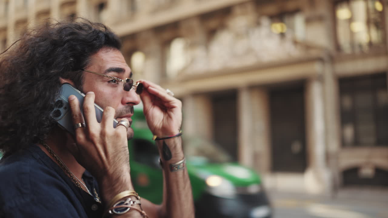 Uomo che parla al telefono in città