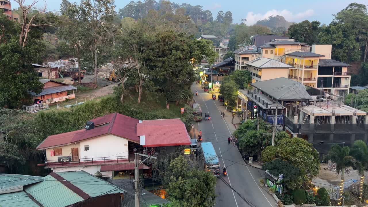 Cidade de Ella, Sri Lanka. Vista de rua movimentada e edifícios.