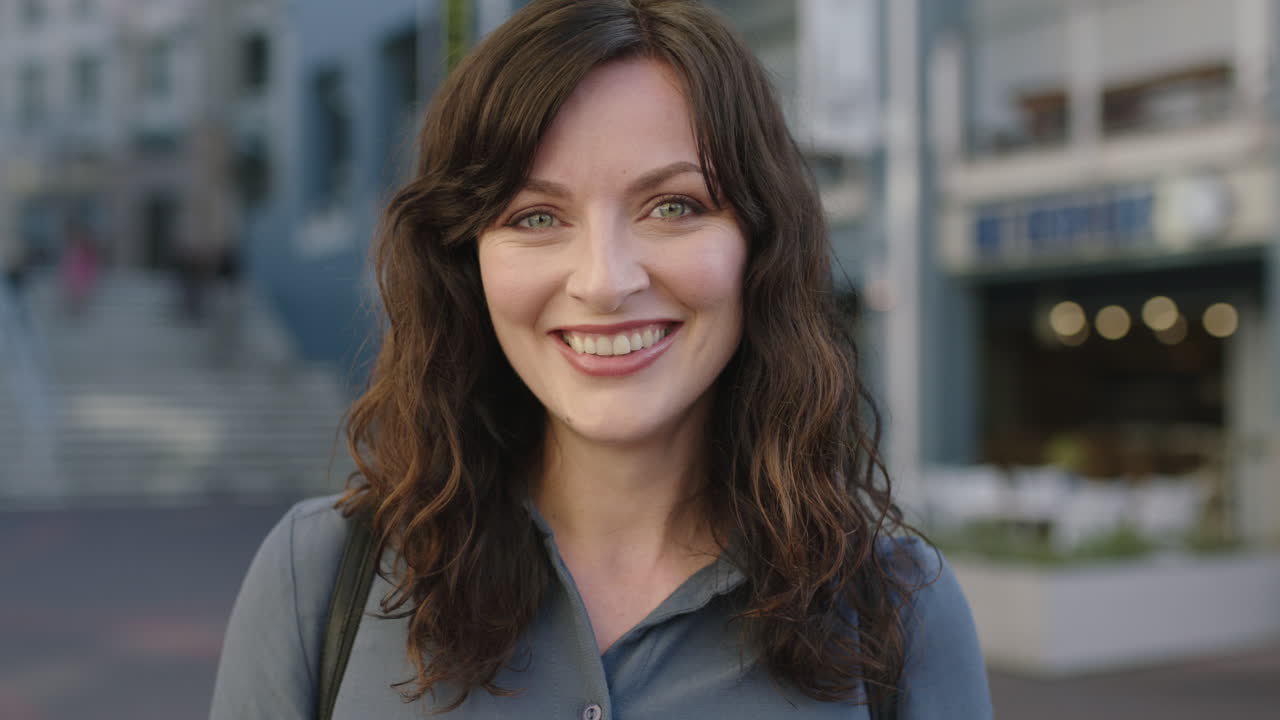 retrato de cerca de una mujer encantadora, elegante e independiente sonriendo feliz y alegre en la acera urbana