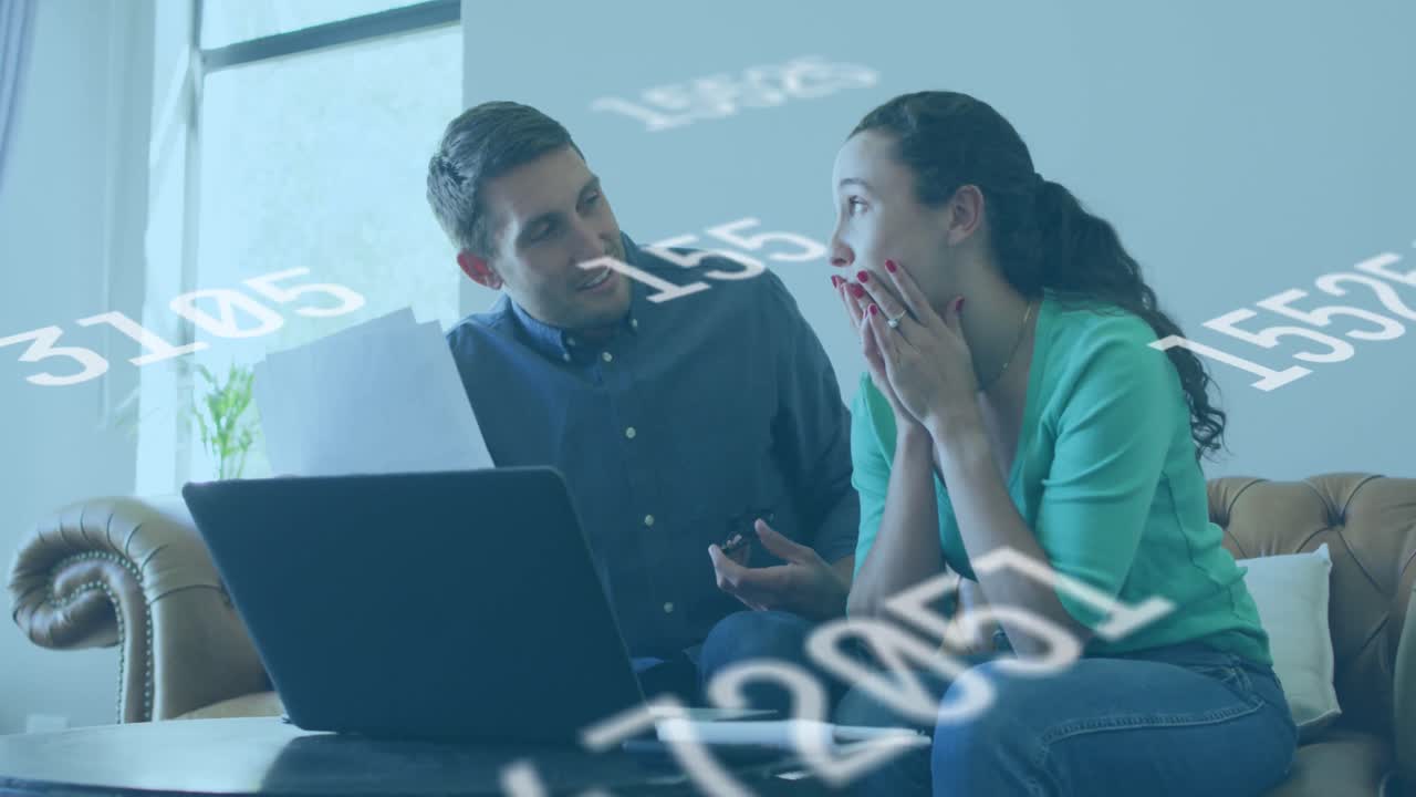 animación de números cambiando sobre mujer caucásica preocupada con asesor financiero masculino biracial