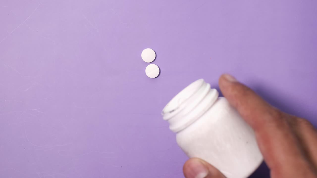 색 알약과 병