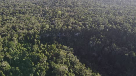 Imágenes-Aéreas-Dinámicas-De-Las-Cataratas-Salto-Arrechea-En-Medio-De-La-Selva-De-Puerto-Iguazú-En-Sendero-Macuco,-Misiones,-Argentina