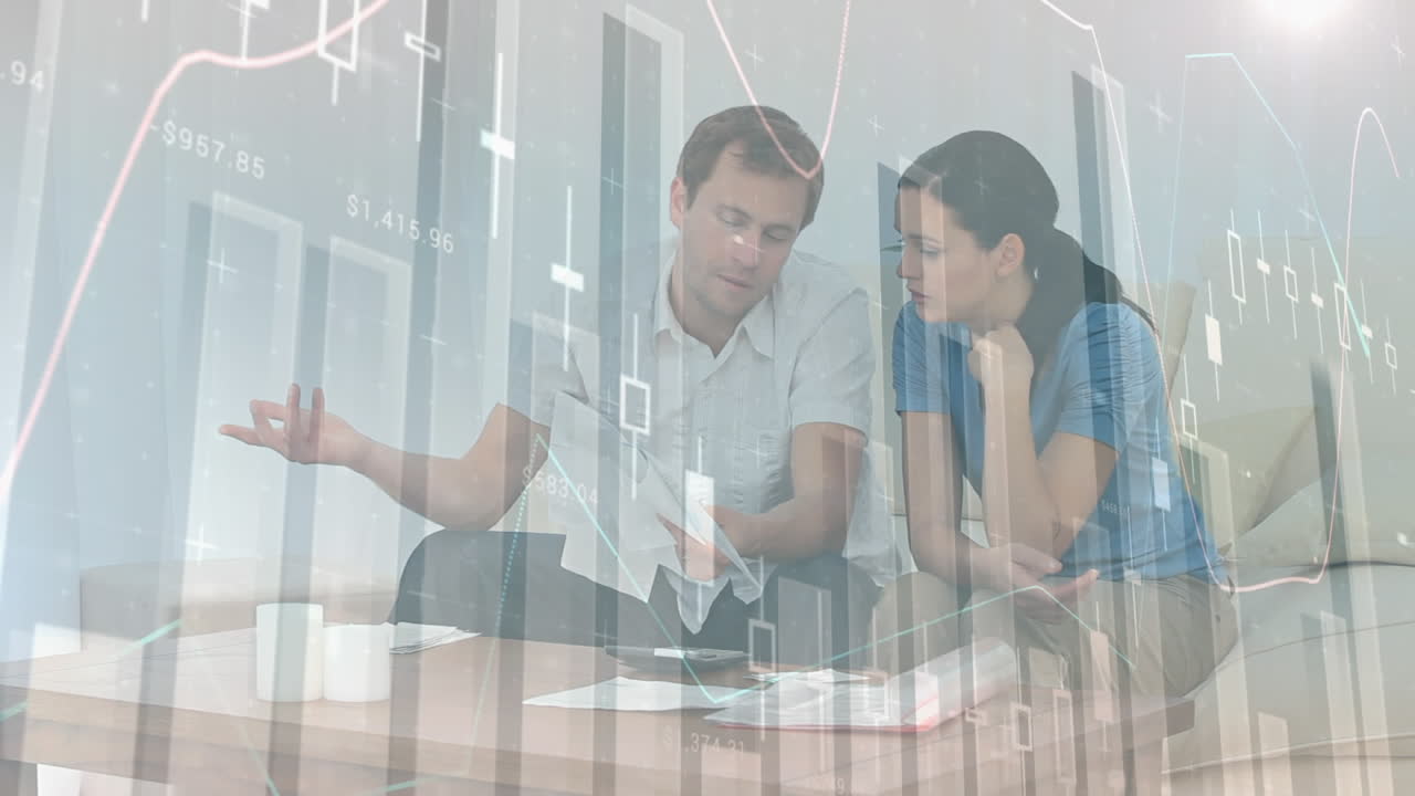 animación del procesamiento de datos estadísticos contra la pareja caucásica estresada que calcula las finanzas