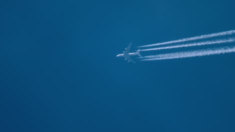 avión de pasajeros volando alto