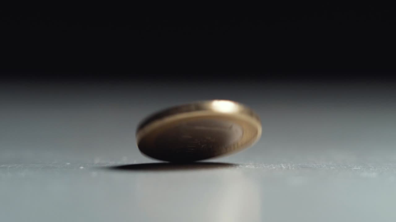 슬로우 모션으로 회전하고 떨어지는 유로 동전