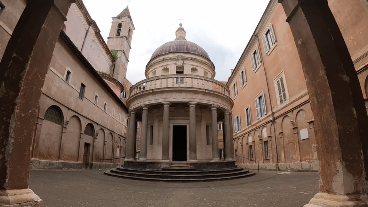 Splendida vista grandangolare del Tempietto del Bramante, iconico tempio circolare rinascimentale nel cortile di Roma. Architettura storica italiana con colonne classiche e cupola, circondato da edifici antichi