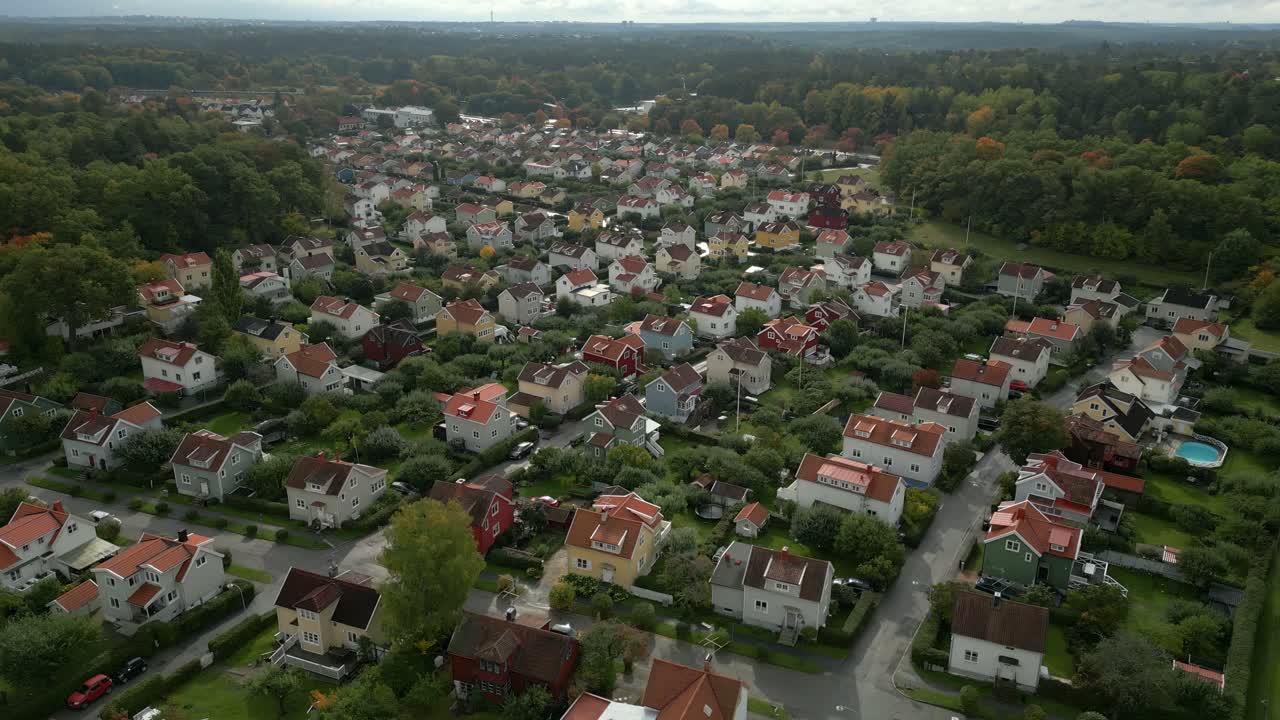Obytné domy na předměstí Stockholmu, Švédsko.