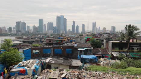 Dhobi-Ghat-(mahalaxmi-Dhobi-Ghat)-Era-Una-Lavandería-Automática-(lavoir)-Al-Aire-Libre-En-Mumbai,-India.-Las-Lavadoras,-Conocidas-Como-Dhobis,-Trabajan-Al-Aire-Libre-Para-Limpiar-Ropa-Y-Ropa-De-Cama-De-Los-Hoteles-Y-Hospitales-De-Mumbai.