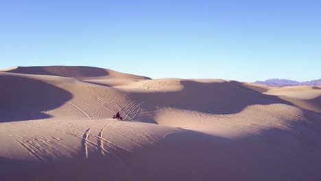 迪恩巴吉 (dune buggies) 和atv在加利福尼亞的帝國沙丘 (imperial sand dunes) 賽事中