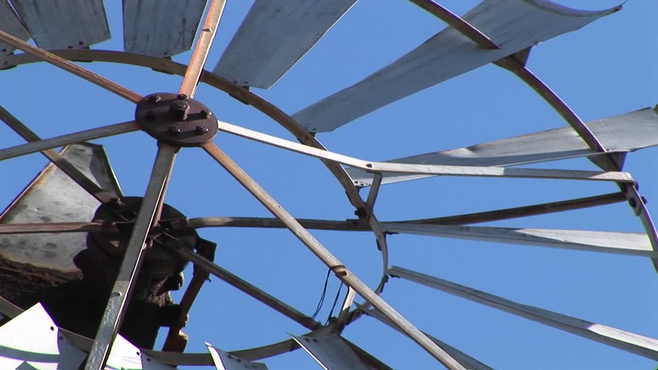 крупный план вращающихся лопастей ветряной мельницы