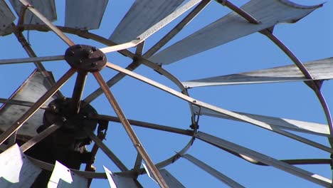 primer plano de las palas de un molino de viento girando