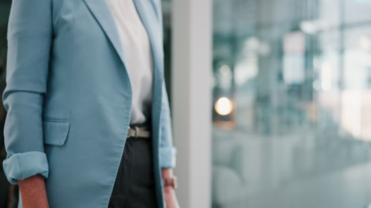 의사와 환자가 사무실에서 손을 흔들고 있습니다.