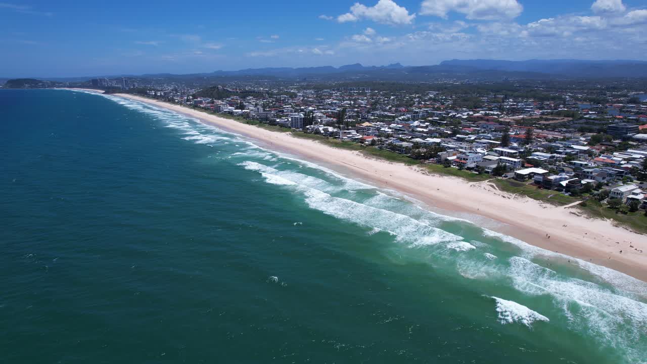Skummende bølger langs den sandede kystlinje ved Mermaid Beach i Gold Coast, QLD, Australien. - luftfoto