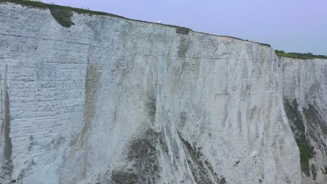 Antena-Del-Faro-De-South-Foreland-Y-Los-Acantilados-De-Dover-Con-Vistas-Al-Canal-De-La-Mancha-1