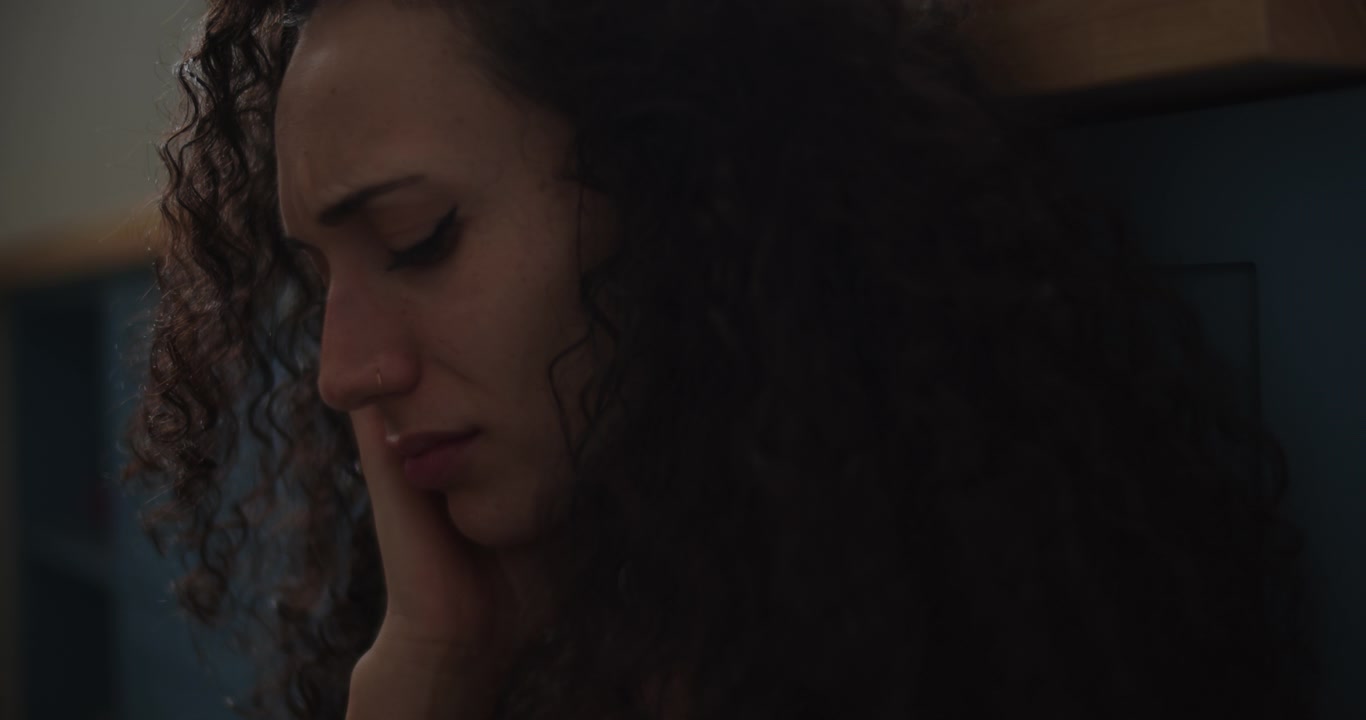 Uma mulher emocionada no banheiro