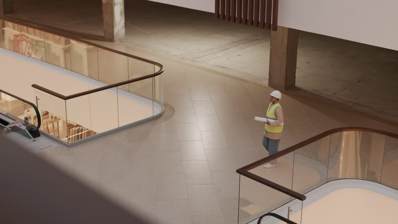 contratista caminando en un edificio en construcción