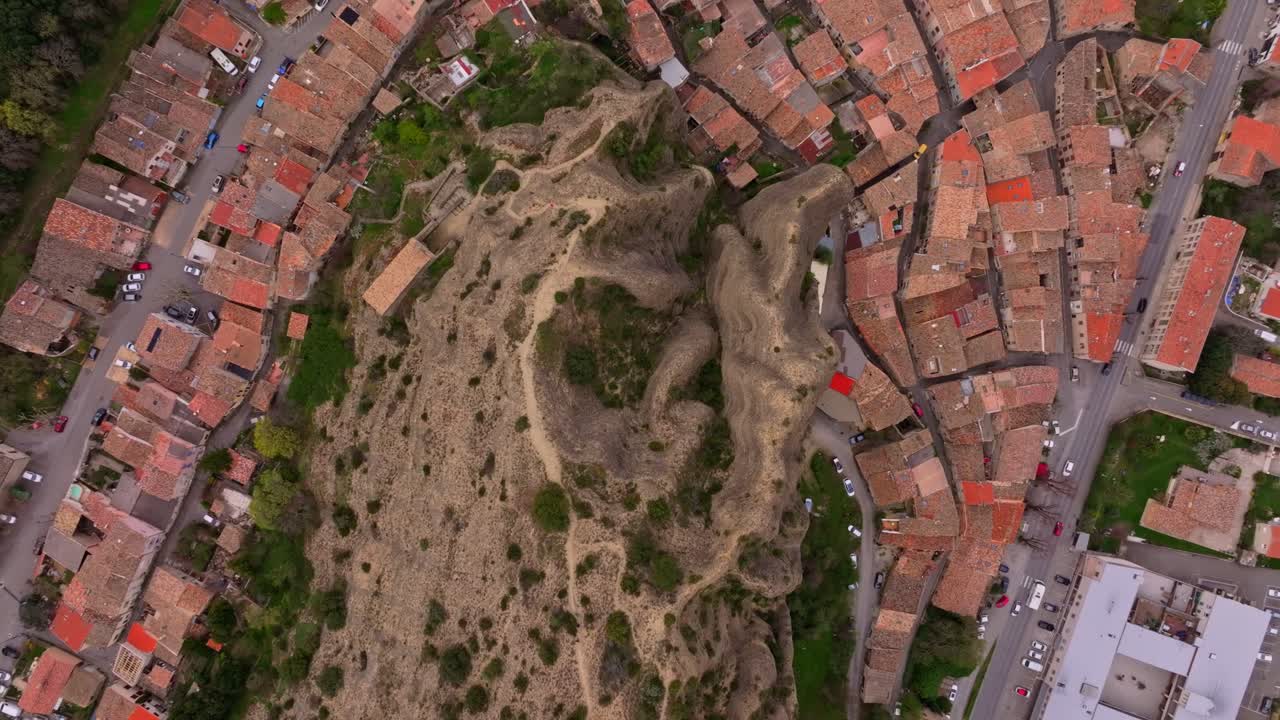 Veduta aerea di un villaggio e scogliere frastagliate a Les Mees, nel sud-est della Francia