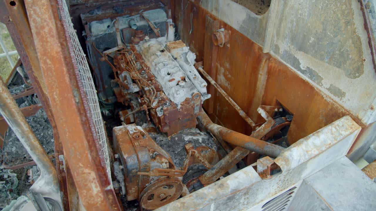 오래 된 버려진 결합 수확기의 녹슨 엔진 - 가까이