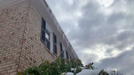 carámbanos derritiéndose en el lateral de un edificio debido al aumento de las temperaturas y el calentamiento global