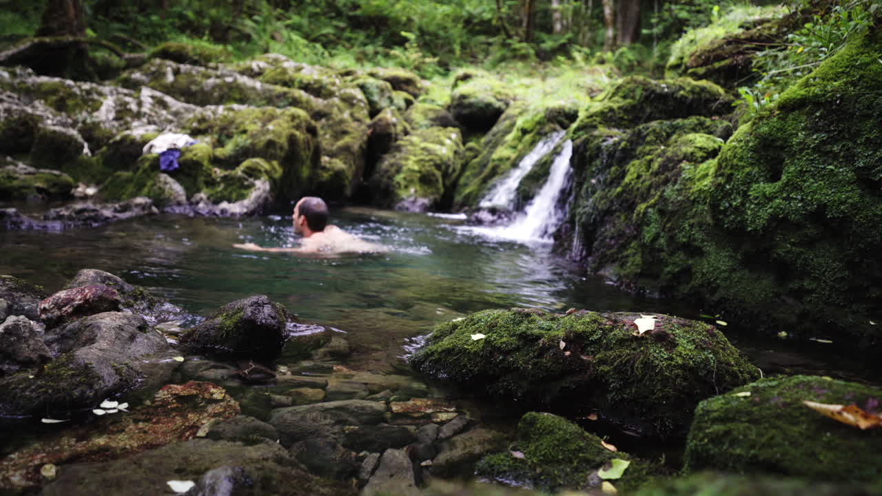 맑은 물 스페인에서 세미 누드 클렌징 디핑
