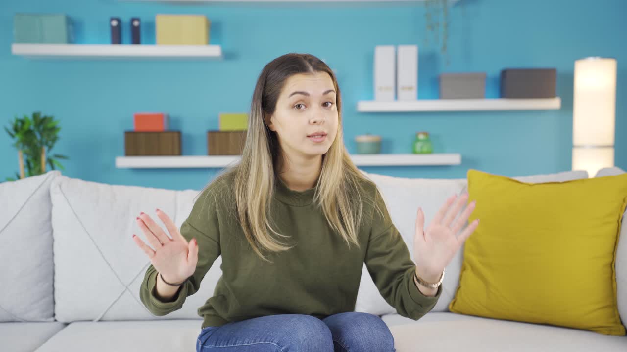 una joven mirando a la cámara para advertir con severidad y seriedad.