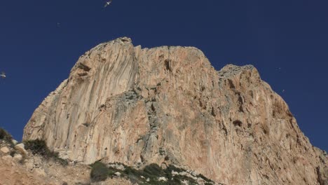 Calpe-Spanien-Pina-De-Ifac-Roca-Klettern-Felswand-In-Der-Späten-Abendsonne-Im-Winter