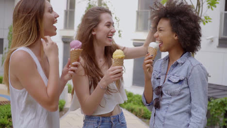 mujeres jóvenes tomando helado