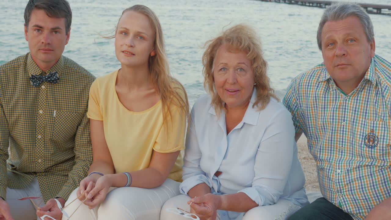 가짜 안경과 수염을 착용하는 사람들